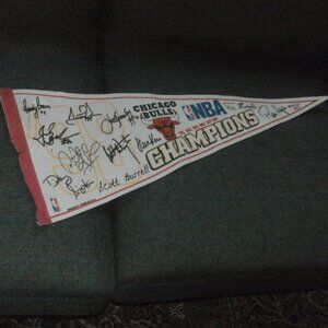 1998 NBA Chicago Bulls 6 Time Champions Autograph Print Wincraft Pennant 30"